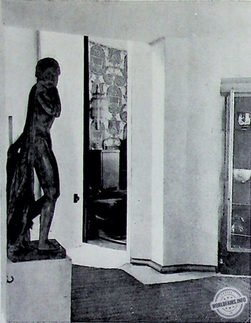 Antichambre dans la maison du collectionneur J. E. Ruhlmann ( au premier plan) La jeune fille à la draperie, de J. Bernard