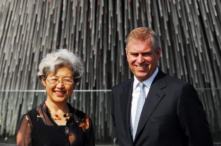 Le prince Andrew en visite au pavillon UK expo 2010