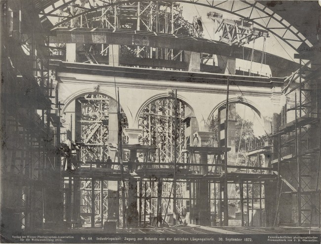Industriepalast: Zugang zur Rotunde von der östlichen Längengallerie. 30. September 1872.<br />(https://sammlung.wienmuseum.at/)