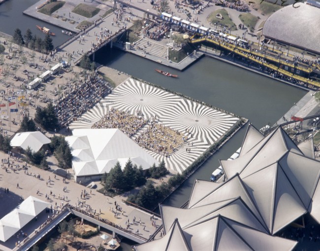 Aerial view of the Canada Pavilion Plaza at Expo 67<br />Crédit: Bibliothèque et Archives Canada