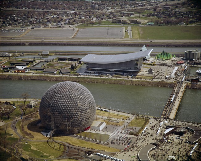 Aerial view of the USSR and the USA pavilions at Expo 67<br />Crédit: Bibliothèque et Archives Canada
