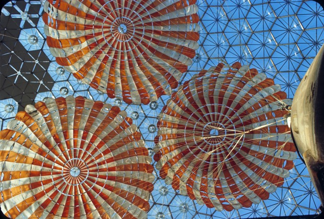 Re-entry capsule parachutes in the USA Pavilion at Expo 67<br />Crédit: Bibliothèque et Archives Canada