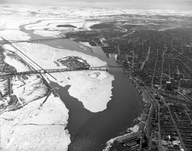 Vue aérienne du site de l'Expo 67 avant sa construction<br />©Armour Landry<br />Bibliothèque et Archives nationales du Québec