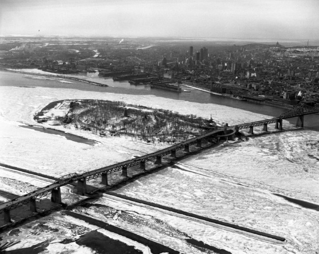 Vue aérienne du site de l'Expo 67 avant sa construction<br />©Armour Landry<br />Bibliothèque et Archives nationales du Québec