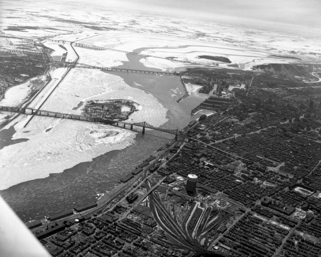 Vue aérienne du site de l'Expo 67 avant sa construction<br />©Armour Landry<br />Bibliothèque et Archives nationales du Québec
