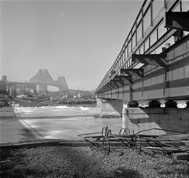 Travaux de construction sur le chantier de l'Expo 67.<br />©Henri Rémillard<br />Bibliothèque et Archives nationales du Québec