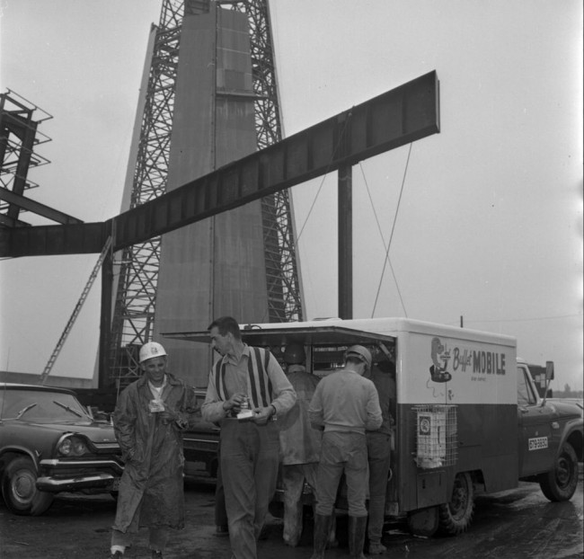 Progression des travaux de construction sur le chantier de l'Expo 67.<br />©Henri Rémillard<br />Bibliothèque et Archives nationales du Québec