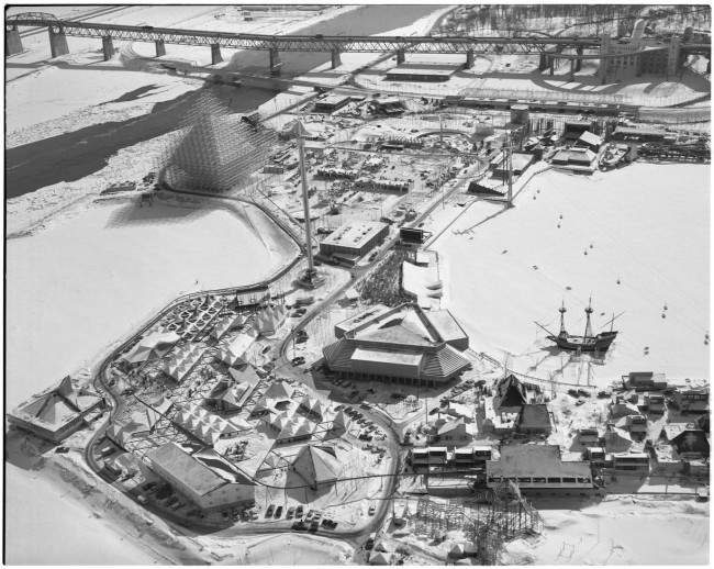 Vue aérienne hivernale de «Terre des Hommes», site de l'Expo 67.<br />©Gabor Szilasi<br />Bibliothèque et Archives nationales du Québec