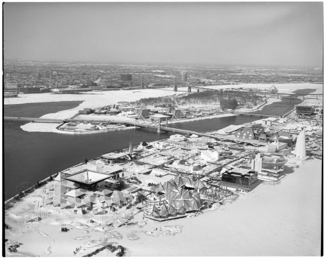 Vue aérienne hivernale de «T<br />©Gabor Szilasi<br />Bibliothèque et Archives nationales du Québecerre des Hommes», site de l'Expo 67.