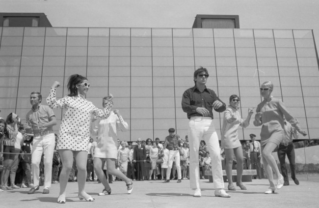 Enregistrement d'une émission de variétés devant le pavillon du Québec à l'Expo 67.<br />©Gabor Szilasi<br />Bibliothèque et Archives nationales du Québec
