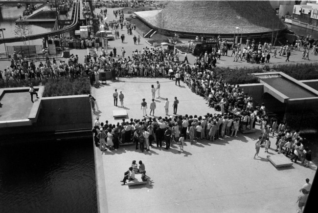 Enregistrement d'une émission de variétés devant le pavillon du Québec à l'Expo 67.<br />©Gabor Szilasi<br />Bibliothèque et Archives nationales du Québec