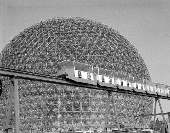 Pavillon des États-Unis et le Minirail à l'Expo 67.<br />©Gabor Szilasi<br />Bibliothèque et Archives nationales du Québec