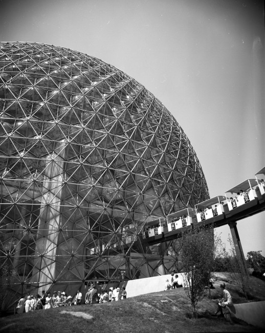 Pavillon des États-Unis et le Minirail à l'Expo 67.<br />©Gabor Szilasi<br />Bibliothèque et Archives nationales du Québec