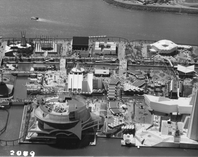 Vue aérienne de l'île Notre-Dame à l'Expo 67.<br />Bibliothèque et Archives nationales du Québec