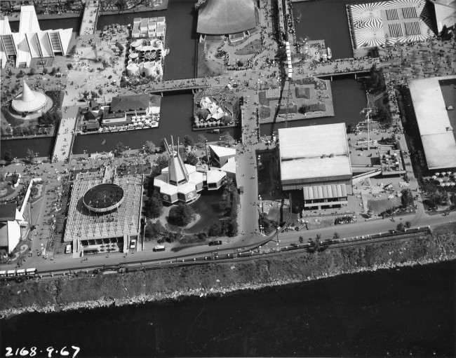 Vue aérienne de l'île Notre-Dame à l'Expo 67.<br />Bibliothèque et Archives nationales du Québec