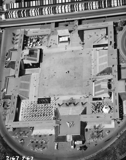 Vue aérienne de la Place des Nations à l'Expo 67.<br />Bibliothèque et Archives nationales du Québec