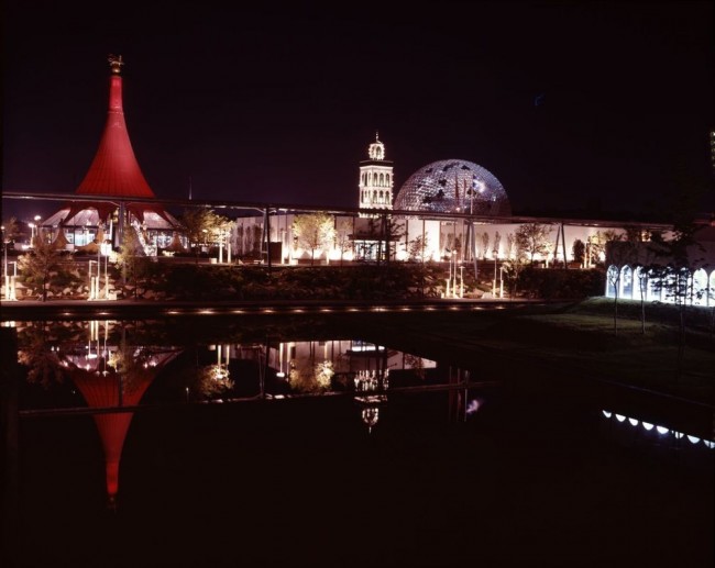 Vue nocturne de quelques pavillons à l'Expo 67.<br />©Henri Rémillard<br />Bibliothèque et Archives nationales du Québec