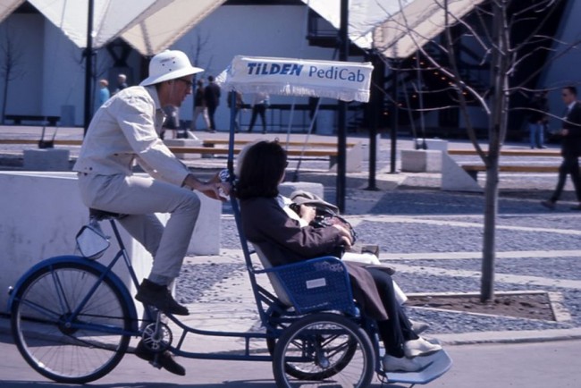 Le Pedicab à l'Expo 67.<br />©Henri Rémillard<br />Bibliothèque et Archives nationales du Québec