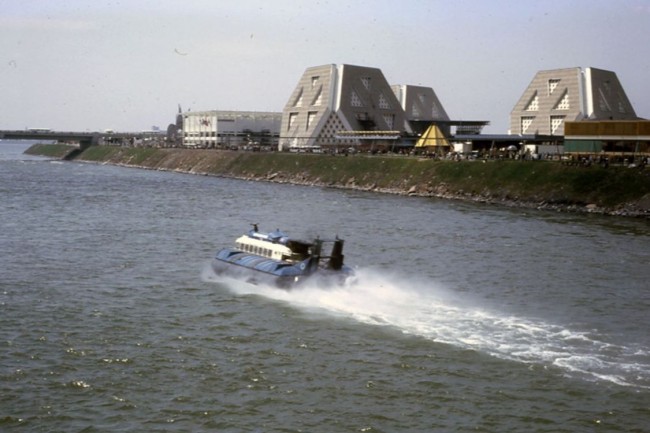 L'aéroglisseur "Hovercraft" sur le Chenal Lemoyne devant les pavillons "L'Homme interroge l'Univers" à l'Expo 67.<br />©Germain Beauchamp<br />Bibliothèque et Archives nationales du Québec