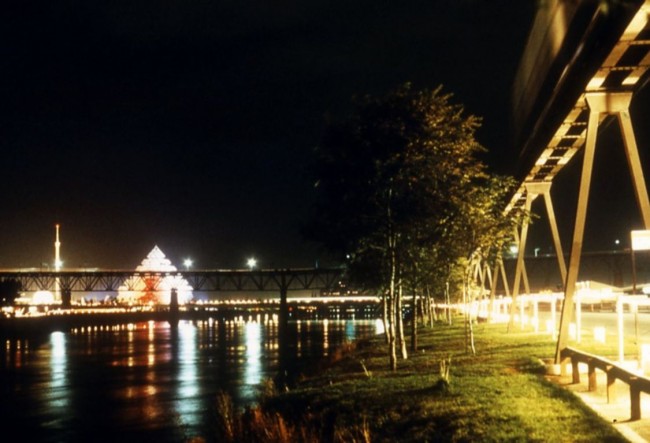 Vue nocturne de La Ronde à l'Expo 67.<br />©Germain Beauchamp<br />Bibliothèque et Archives nationales du Québec