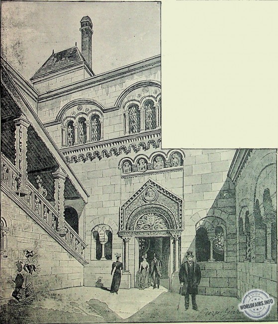 Cour intérieure, reproduction du cloitre de l'église de Jaak, à droite, et de l'escalier couvert de l'hôtel de ville de Bartfa, à gauche.