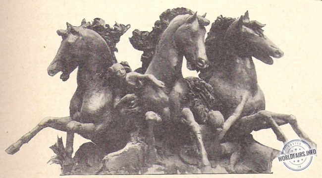 Chevaux par M. Cordier couronnant un portique d'angle du château d'eau
