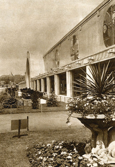 Le Palais de la Métallurgie<br />Métropole d'un bassin industriel qui fournit un important pourcentage des dix milliards de produits métallurgiques exportés par l'Union Belgo-Luxembourgeoise, Liége a rassemblé dans ce palais d'imposantes visions de ses usines.