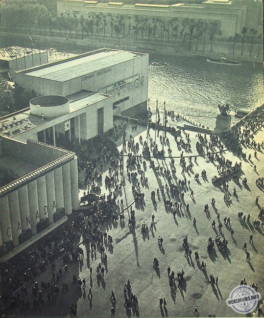Vue sur le pavillon de la Grande-Bretagne et du Canada depuis la tour Eiffel<br />©Pierre Verger