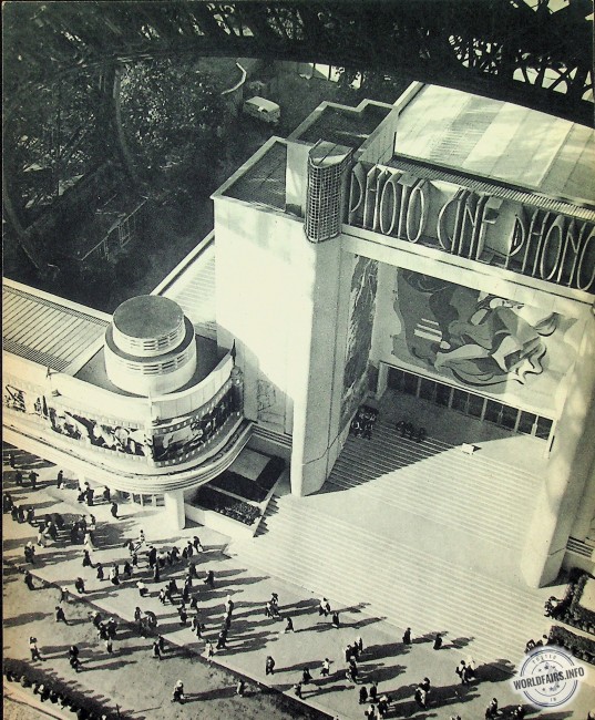 Le pavillon Photo-Ciné-Phono depuis la tour Eiffel<br />©Pierre Verger