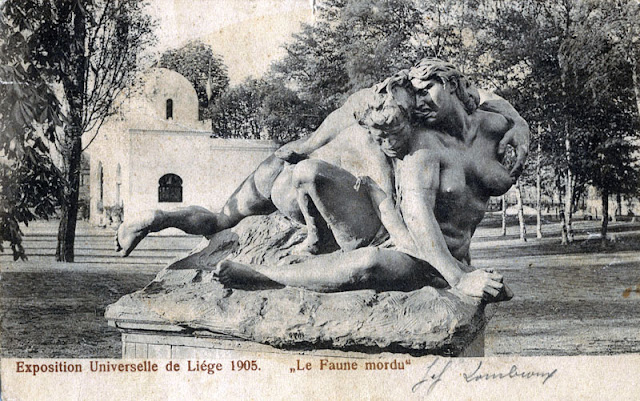 Le Faune Mordu, avec pour arrière-plan le pavillon de l'Algérie dans le Parc de la Boverie.