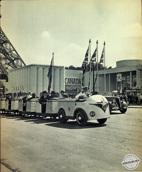 Le petit train touristique, au deuxième plan : le pavillon du Canada<br />©Pierre Verger