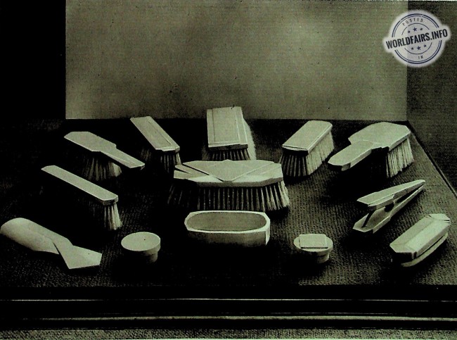 GARNITURE DE TOILETTE (ivoire) par E. Raby.