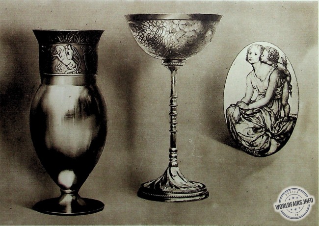 Section espagnole<br />VASE ET COUPE (argent) par Masriera y Carreras.<br />MÉDAILLON (email) par SOLDEVILLA.