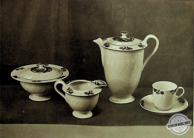 SERVICE A CAFÉ (porcelaine) composé par Suzanne Lalique, exécuté par Théodore HAVILAND &amp; Cie.