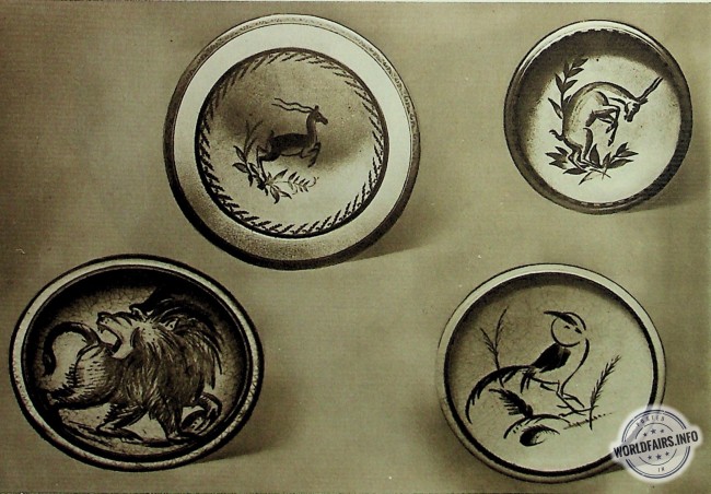 Section danoise<br />ASSIETTES (porcelaine craquelée) composées par TIDEALAND, éditées par la Manufacture ROYALE DE COPENHAGUE.