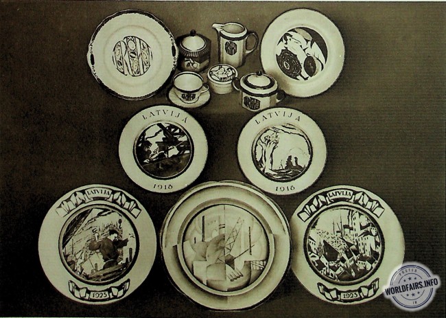 Section lettone<br />SERVICE À CAFÉ, PLATS ET ASSIETTES (faïence) par Baltars et Rosental Elli.