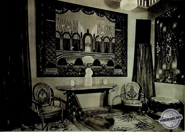 TAPIS ET TENTURES<br />par les ÉTABLISSEMENTS Marcel COUPÉ; PINGUENET, collaborateur ; ferronnerie par E. BRANDT ; ébénisterie par ROUMY.