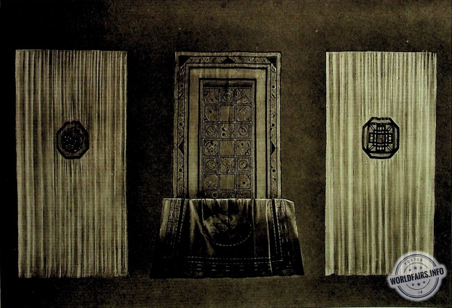 RIDEAU, broderie &amp; perles par Mlle LEHUCHER.<br />NAPPE, broderie de Lorraine dessinée par Gaston VENTRILLON, éditée par Les ARTS RÉUNIS.<br />RIDEAU, broderie 6 perles par Mlle Lehucher.