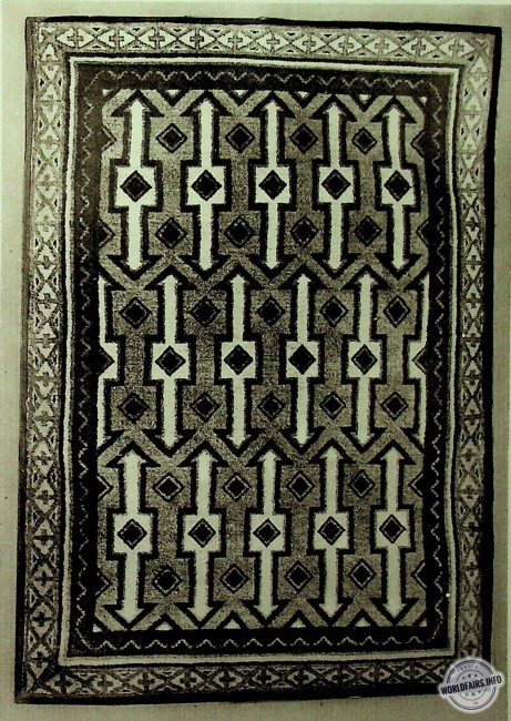 TAPIS DE HAUTE LAINE composé par Herzig,<br />exécuté par les ouvroirs de Setif &amp; de Djemâa-Saharidj.