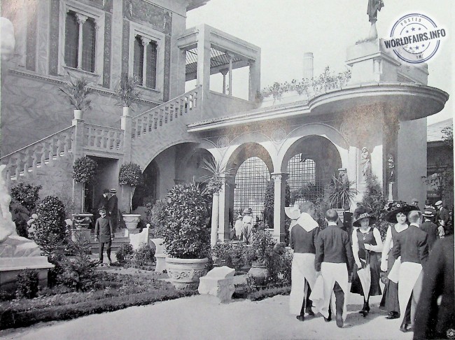 Dans les jardins du palais de l’Italie.
