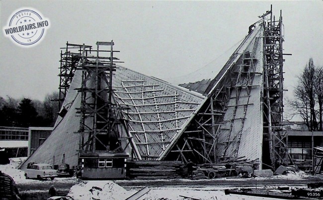Fig. 7. Le pavillon peu avant le parachèvement. On voit les nombreux fils tendeurs en acier spécial qui sont posés non seulement sur la surface intérieure, mais également sur la surface extérieure des parois. Chaque fil a un diamètre de 7 mm et est tendu avec une force de 3300 kg.