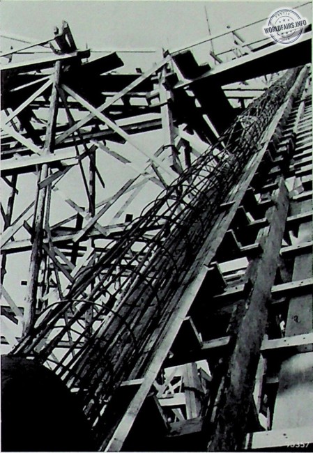 Fig. 9. Fils tendeurs pour une nervure, montés avant la réalisation du coffrage et avant bétonnage. Dans cette nervure étaient uniquement prévus des fils pour engendrer une précontrainte de torsion (huit fils, placés sur la périphérie d’un cylindre de 35 cm de diamètre, formé par des cerceaux de fer). Les fils d’acier ont un diamètre de 9 mm; sur la photo, ils semblent être beaucoup plus épais parce qu’ils sont déjà enrobés de la masse qui doit empêcher l’adhérence au béton.