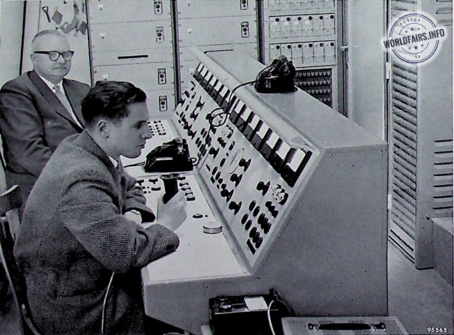 Fig. 8. Les deux pupitres de commande identiques de l’installation pour le Poème Electronique”.
