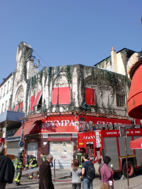 Vue de coté, il reste la façade.