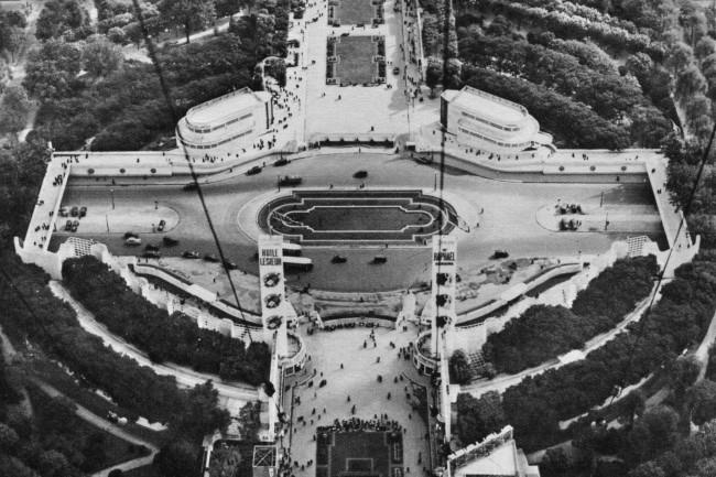 Porte-passerelles Champ de Mars expo 1937.jpg